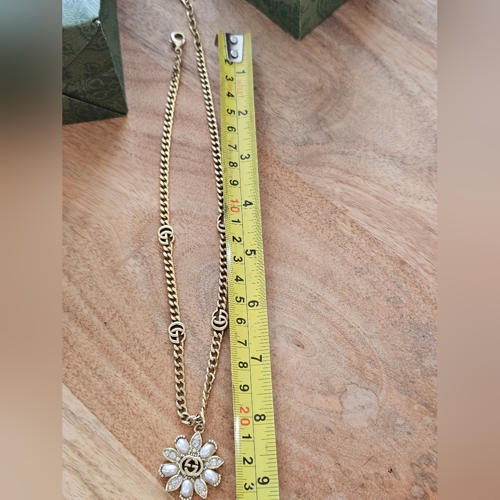 Gucci Gold Necklace with Floral Pendant - Picture 9 of 12